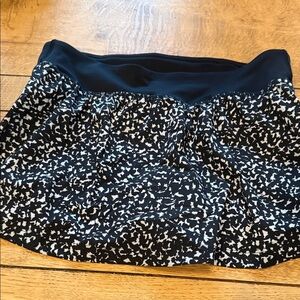 Chic Black and White Patterned Mini Skirt
